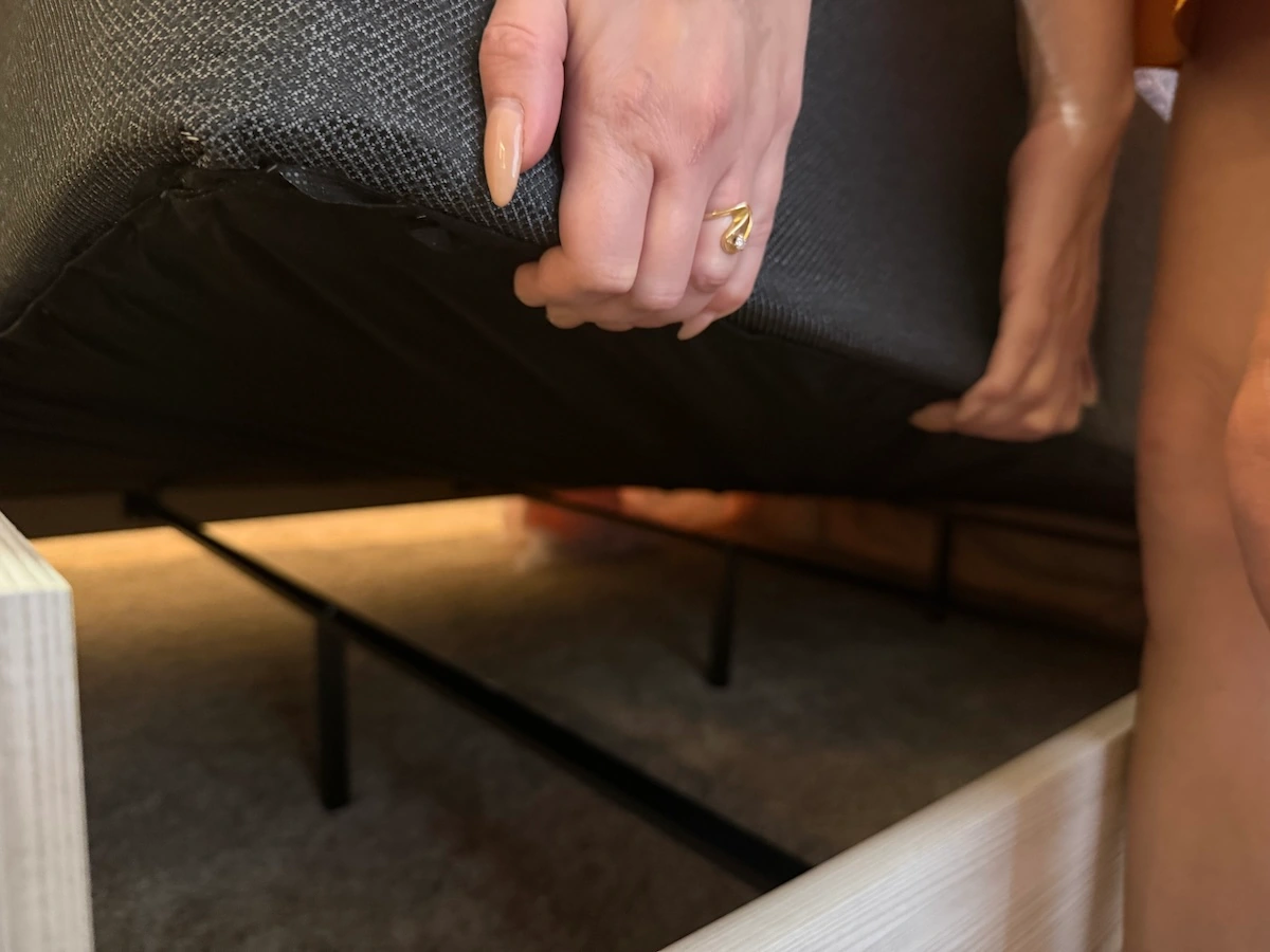 An image illustrating what to look for before you buy a mattress foundation