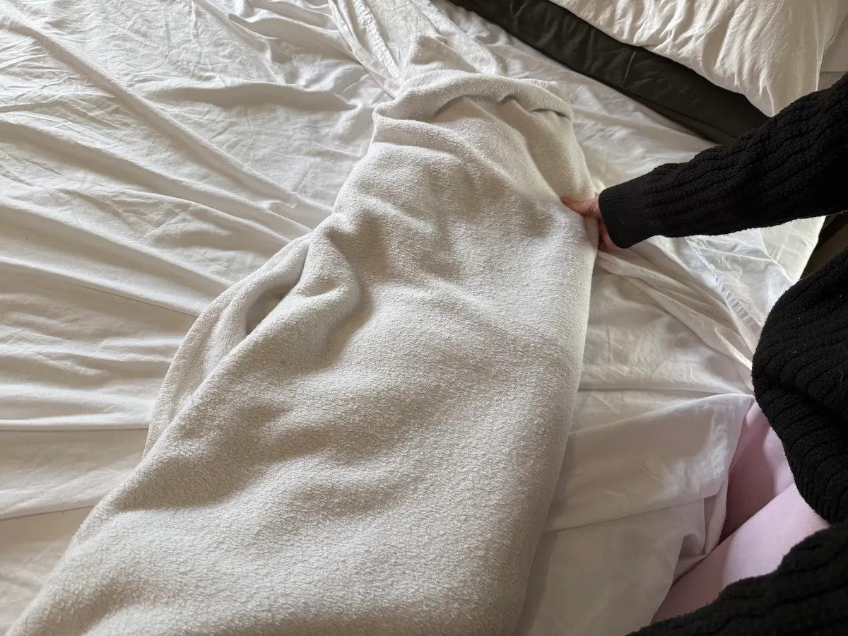 An image illustrating dirty sheets and bedding.