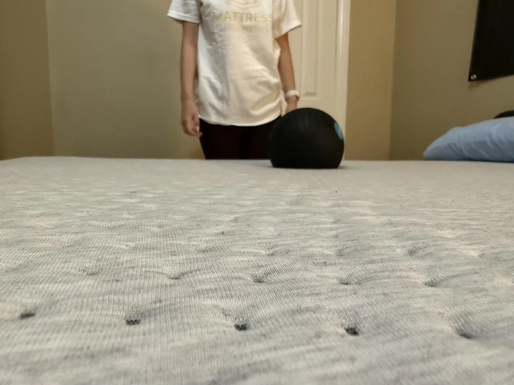 Motion isolation test on Casper Dream mattress using a weighted ball