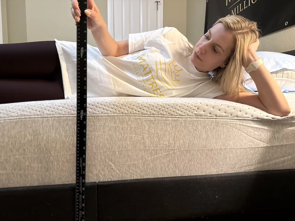 Side sleeper measuring the Casper Dream mattress