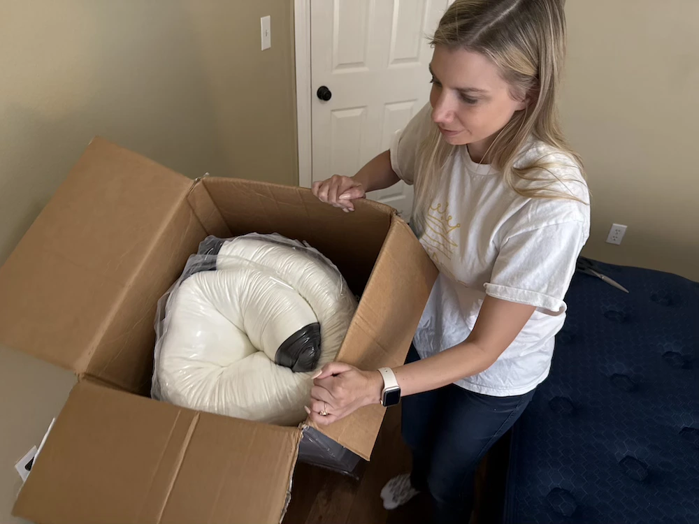Opening Puffy Lux Hybrid mattress box