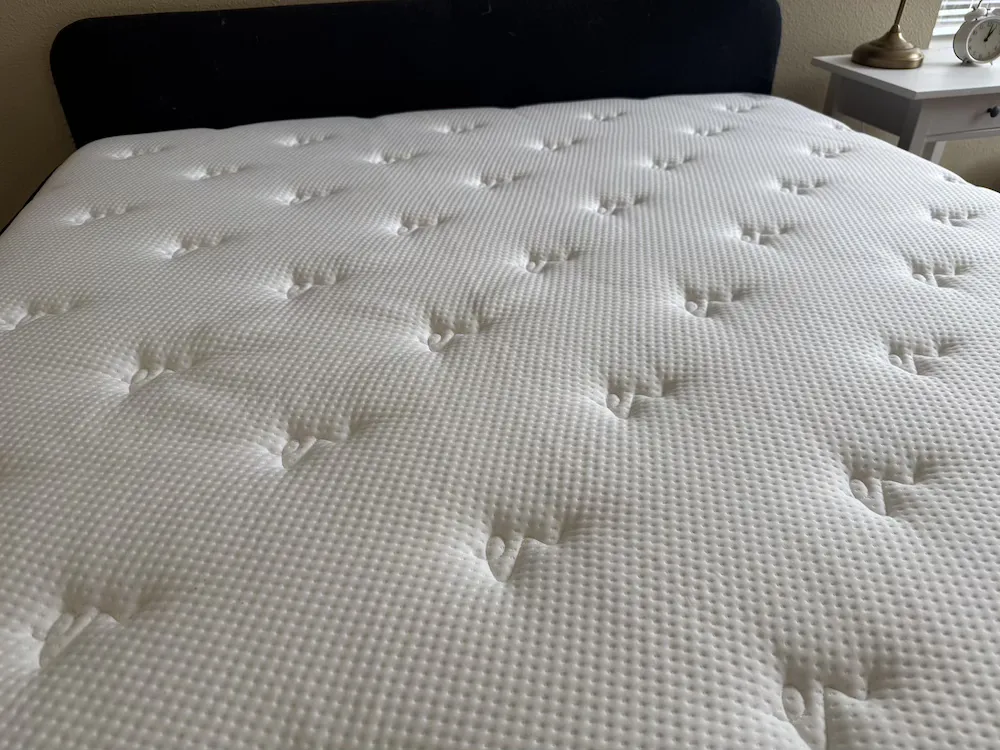 Close-up of the Titan Plus Luxeβs white textured cover and quilted surface.